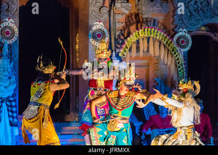 Bali, Indonesien - 2. Mai 2017: Traditionelle Bali Tänzerinnen Ramayana Ballet, eine traditionelle hinduistische Geschichte im Puri Saren Palast aka Ubud Royal Pala Stockfoto