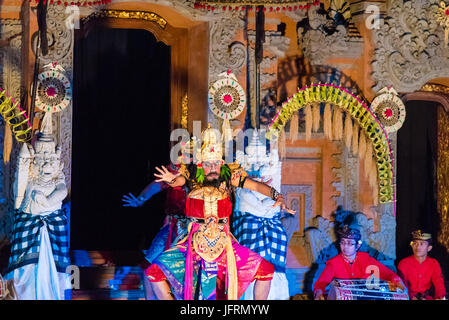 Bali, Indonesien - 2. Mai 2017: Traditionelle Bali Tänzerinnen Ramayana Ballet, eine traditionelle hinduistische Geschichte im Puri Saren Palast aka Ubud Royal Pala Stockfoto