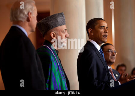 Präsident Barack Obama mit Afghanistans Präsident Hamid Karzai, Pakistans Präsident Asif Ali Zardari und Vize-Präsident Joe Biden während einer Anweisung im Grand Foyer des weißen Hauses 4. Mai 2009.  Offiziellen White House Foto von Lawrence Jackson Stockfoto