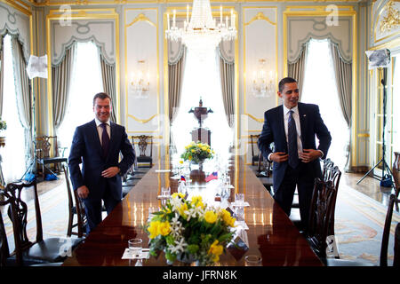 Präsident Barack Obama schließt ein bilaterales Treffen mit Präsident Dmitry Medvedev Russlands im Winfield House 1. April 2009, in London. Offiziellen White House Photo by Pete Souza Stockfoto