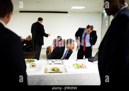 Präsident Barack Obama Bewertungen seine Rede vor dem türkischen Parlament mit Redenschreiber Ben Rhodes beim Essen Mittagessen 3. April 2009, in Straßburg, Frankreich. Offizielle weiße Haus Foto/Pete Souza Stockfoto