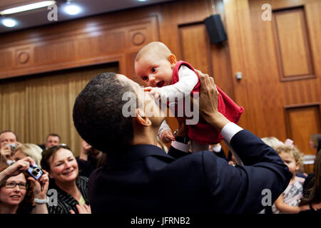 Präsident Obama hebt ein Baby 4. April 2009, während der US-Botschaft in einem Prager Hotel begrüßen.  Offiziellen White House Photo by Pete Souza Stockfoto