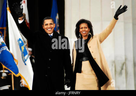 Gewählter Präsident Barack Obama und Michelle Obama Welle der Menge versammelten sich am Lincoln Memorial an der National Mall in Washington, D.C., 18. Januar 2009. DoD-Foto von Mass Communication Specialist 1. Klasse Anthony Dallas, US Navy Stockfoto