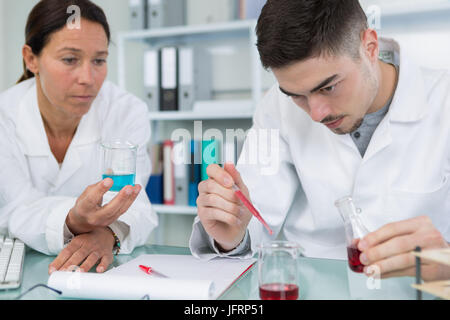 männliche und weibliche medizinische oder wissenschaftliche Forscher im Labor Stockfoto