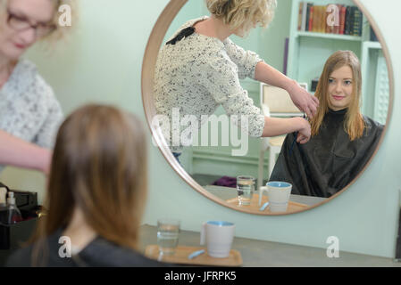 Damen-Haarschnitt-Friseur-Beauty-salon Stockfoto