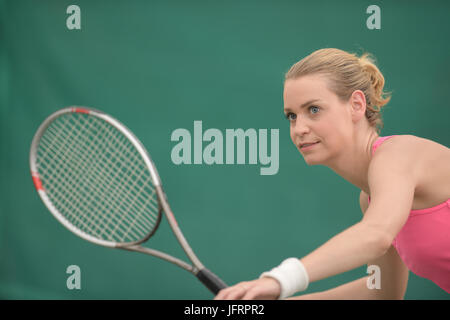 Tennisspielerin, die Vorbereitung zu treffen Stockfoto