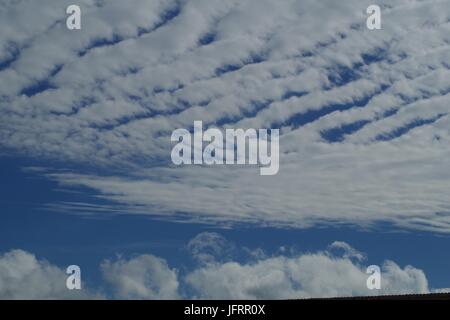 Wolkenformationen an einem sonnigen Mai-Tag in Exeter, Devon, UK. 2017. Stockfoto