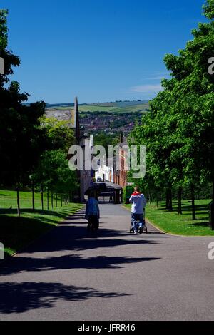 Familie gehen Sie gesäumten Allee von Northernhay Garten in Exeter der Queen Street. Devon, UK. Juli 2017. Stockfoto