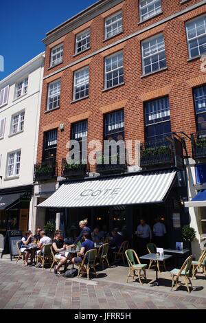 Côte d ' Brasserie Cafe, Kathedrale Hof. Exeter, Devon, UK. Juli 2017. Stockfoto