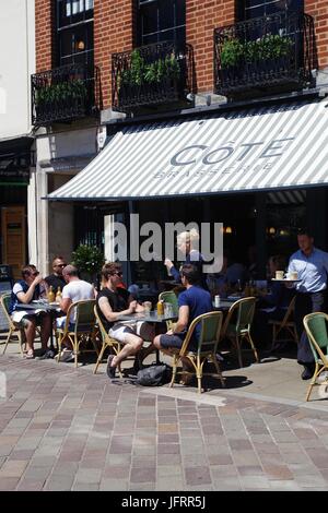 Côte d ' Brasserie Cafe, Kathedrale Hof. Exeter, Devon, UK. Juli 2017. Stockfoto