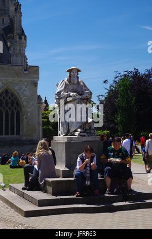 Richard Hooker-Statue, der Vater des Anglikanismus. Exeter Kathedrale grün. Devon, UK. Juli 2017. Stockfoto