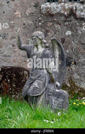 Engelsstatue Grabstein in St. Marien Kirchhof, Dorf Holne Dartmoor National Park. Devon, UK. Mai 2017. Stockfoto