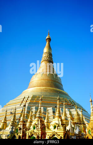 Goldene Stupa der Shwedagon-Pagode in Yangon, Myanmar. Shwedagon Pagode oder Paya ist die größte und die größte Pagode in Myanmar. Stockfoto