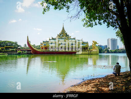 Yangon, Myanmar - 16. Oktober 2015. Blick auf Karaweik Hall, ein Palast auf dem östlichen Ufer des Kandawgyi See, Yangon, Myanmar. Yangon ist die ehemalige Hauptstadt der Stockfoto