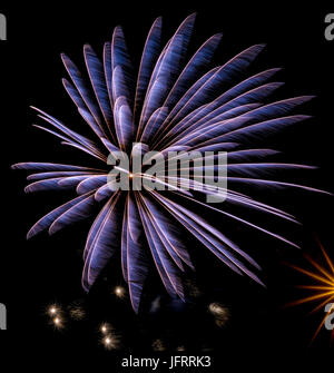 Feuerwerk in blau auf schwarzem Hintergrund in grafische Farbe Malstil Stockfoto