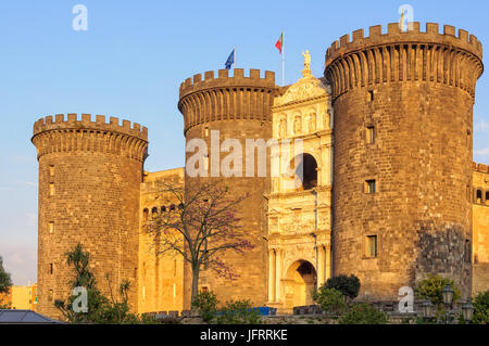 Die imposanten Türme und Triumphbogen des neuen Schlosses (Castel Nuovo) - Neapel, Kampanien, Italien Stockfoto