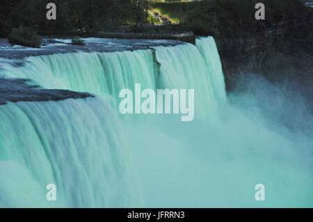 Niagara / American Falls durch bunte Lichter in der Nacht beleuchtet. Stockfoto