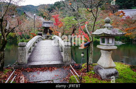 KYOTO, JAPAN - 28. NOVEMBER 2016. Herbst Garten mit Steinbrücke am Eikando-Schrein in Kyoto, Japan. Eikando ist ein Tempel der Jodo-Sekte der japanischen Buddh Stockfoto