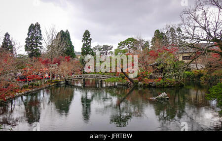 KYOTO, JAPAN - 28. NOVEMBER 2016. Herbst Teich mit der steinernen Brücke am Eikando-Schrein in Kyoto, Japan. Eikando ist ein Tempel der Jodo-Sekte der japanischen Buddhis Stockfoto