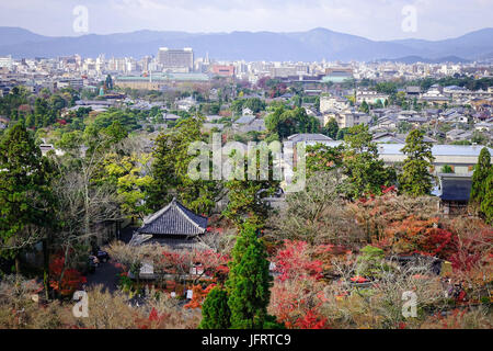 KYOTO, JAPAN - 28. NOVEMBER 2016. Luftbild der Innenstadt mit herbstlichen Garten in Kyoto, Japan. Diente als Hauptstadt Japans und die Residenz der Kaiser von Kyoto Stockfoto