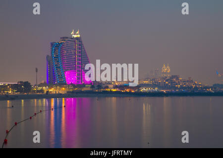 DUBAI, Vereinigte Arabische Emirate - 30. März 2017: Der Abend Skyline mit dem Jumeirah Beach Hotel. Stockfoto