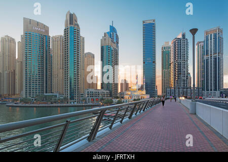 DUBAI, Vereinigte Arabische Emirate - 22. März 2017: Der Abend Promenade von Marina und die Moschee. Stockfoto