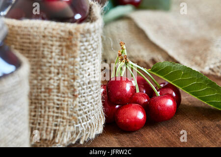 Kirsche Marmelade auf hölzernen Hintergrund in Gläsern Stockfoto