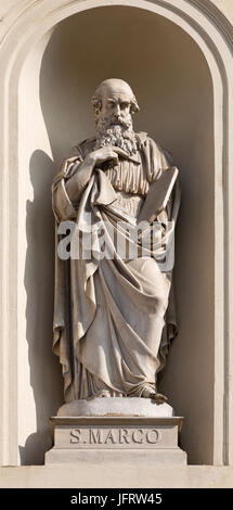 TURIN, Italien - 16. März 2017: Die Marmorstatue des Heiligen Markus der Evangelist an der Fassade der Kirche Chiesa di San Massimo vom 19. Jhdt. Stockfoto