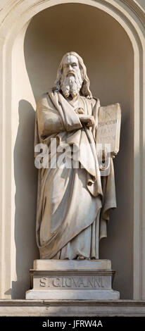 TURIN, Italien - 16. März 2017: Die Marmorstatue des Heiligen Johannes des Evangelisten an der Fassade der Kirche Chiesa di San Massimo von 19. Jhdt. Stockfoto