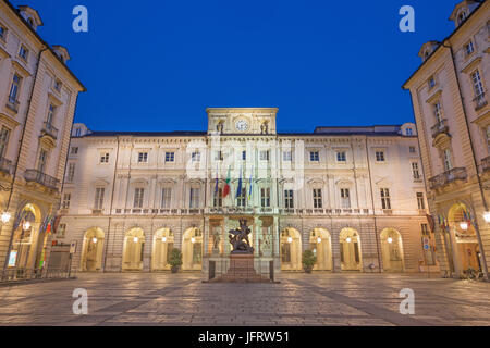 Turin - der Platz Piazza di Citta mit Palazzo Civico und Monumento al Conte Verde in der Abenddämmerung. Stockfoto