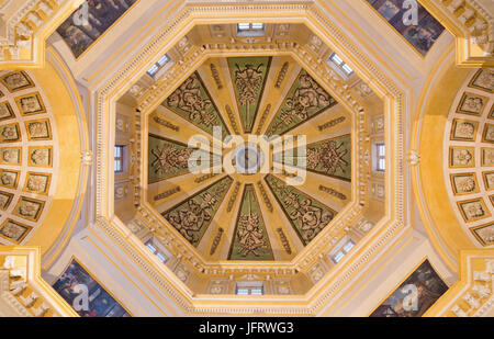 TURIN, Italien - 13. März 2017: Die barocke Kuppel der Kirche Chiesa di Santa Maria in Monte (Monte dei Cappuccini). Stockfoto