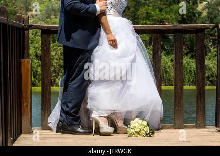 Füße der Braut und des Bräutigams, Hochzeit Schuhe Stockfoto