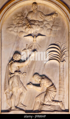 TURIN, Italien - 13. März 2017: Das Relief der Taufe Christi im Dom von unbekannten Künstler (1862). Stockfoto