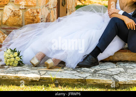 Füße der Braut und des Bräutigams, Hochzeit Schuhe Stockfoto