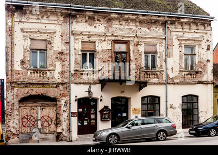 Ein Gebäude in Vukovar, Kroatien, noch bewohnt, zeigt Schäden aus den jugoslawischen Kriegen in den 90er Jahren. Stockfoto