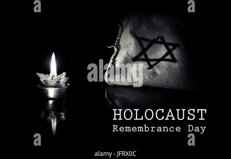 brennende Kerze und der Davidstern vor einem schwarzen Hintergrund, werden wir nie vergessen, die jüdischen Holocaust und Heldentum. Holocaust-Gedenktag 27 Stockfoto