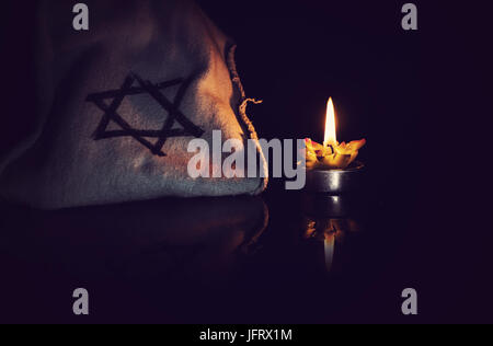 brennende Kerze und der Davidstern vor einem schwarzen Hintergrund, wir werden nie vergessen, die jüdischen Holocaust und Heldentum-Gedenktag Stockfoto