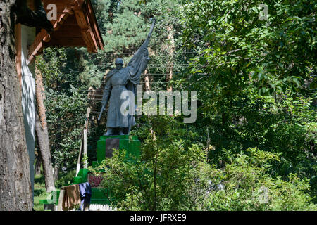 Ein Denkmal in einem ukrainischen Wald Stockfoto