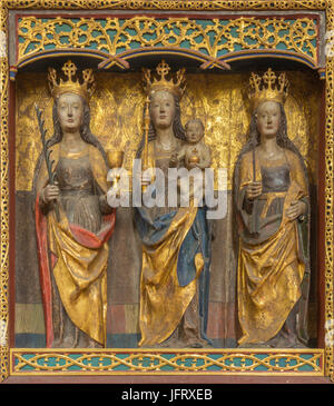 BERLIN, Deutschland, Februar - 16, 2017: Der geschnitzte polychrome gotische Altar mit der Madonna und St. Catherine und Ursula in Kirche Marienkirche von unkn Stockfoto