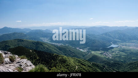 Spektakuläre Panorama von Chleb Hügel in krivanska Mala Fatra Gebirge in der Slowakei mit Bergen und vah River Valley mit Dörfern Stockfoto