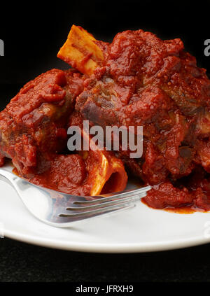 Langsame Topf Lammbraten in einer reichhaltigen Tomatensauce Stockfoto