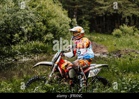 Motocross Enduro Sportler auf Waldweg während Ural Cup in Enduro Motorrad Stockfoto