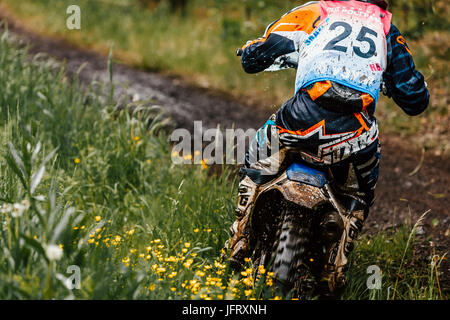 hinteren Sportler Bike Enduro-Touren in Waldweg während Ural Cup in Enduro Stockfoto