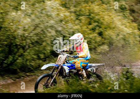 Athlet Fahrrad Endurofahren Pfütze von Wasser und Schlamm während Ural Cup in Enduro Stockfoto