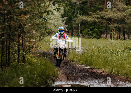 Athlet Bike Enduro-Touren in Waldweg während Ural Cup in Enduro Stockfoto