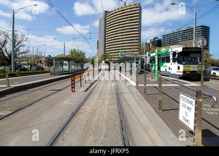 Melbourne, Australien: Oktober 07, 2015: Die Straße und Straßenbahn in Melbourne. Eine Straßenbahn kommt auf die Kamera zu. Stockfoto