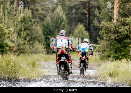 hinten Sie zwei Motocross Enduro Sportler Pfütze von Schmutz und Wasser in Ural Cup Enduro Stockfoto