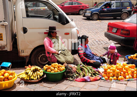 Unterwegs in die alte Hauptstadt des mächtigen Inka-Reiches und den späteren kolonialen Stadt Cuzco. Einheimische Frauen mit Obst auf der Straße. Genommen 28.10.2016. Foto: Reinhard Kaufhold/Dpa-Zentralbild/ZB | weltweite Nutzung Stockfoto