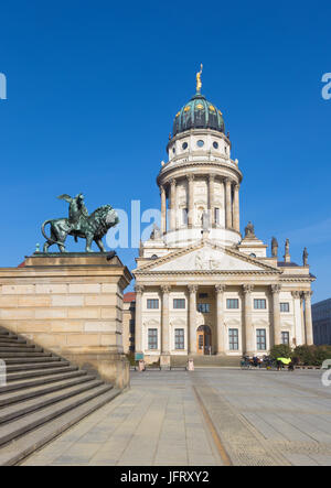 Berlin - die Kirche französischen Dom und das Denkmal von Friedrich Schiller auf dem Gendarmenmarkt-Platz. Stockfoto