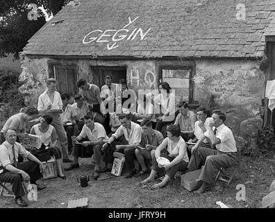 28a Gruppe London Welsh Jugendlicher verbrachte die Caernarfon Eisteddfod Woche camping auf einem Bauernhof-yard29 28598776784629 Stockfoto